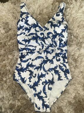 Kuny Barcelona bathing suit size 42 blue white
Scroll print